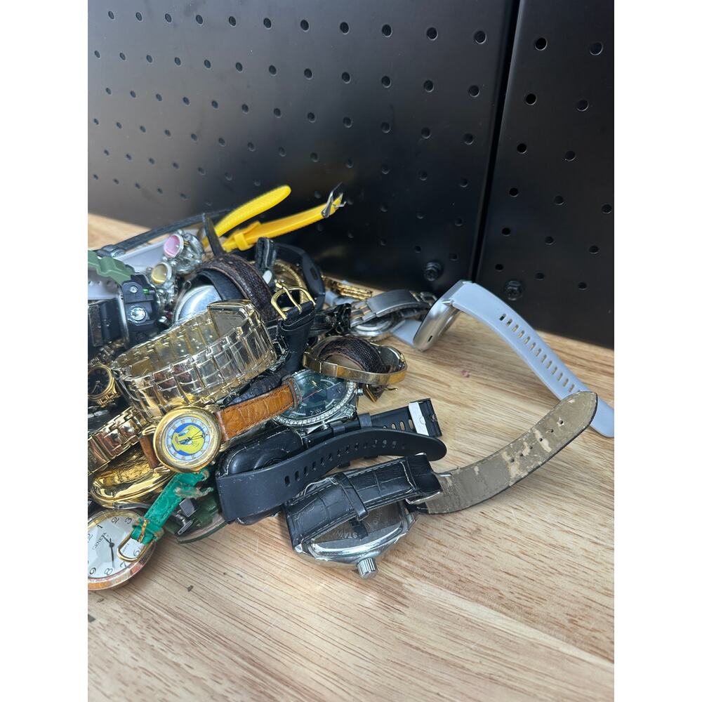 Mixed Lot of 50 Watches For Parts and Repair Only - Picture 3 of 5
